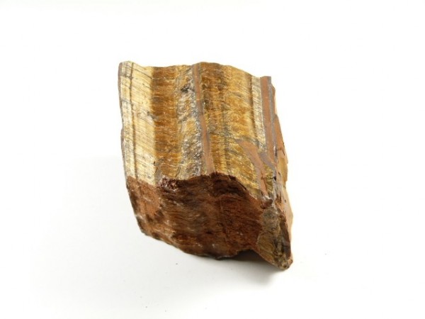 Bryłka tygrysiego oka o błyszczącej, złotobrązowej powierzchni na białym tle.