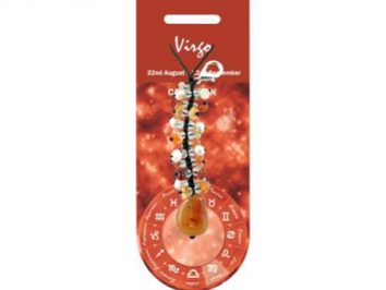Wisiorek z kamieniami na tle czerwonej karty z napisem "Virgo" i symbolami zodiaku.