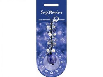 Zawieszka z kamieniami zodiaku Strzelec na niebieskim tle z symbolami astrologicznymi.