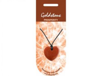 Wisiorek w kształcie serca z kamienia goldstone na czarnym sznurku, na tle opakowania.