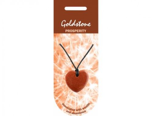 Wisiorek w kształcie serca z kamienia goldstone na czarnym sznurku, na tle opakowania.