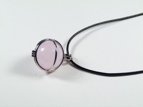 Różowy kamień w srebrnej oprawie na czarnym skórzanym rzemyku, naszyjnik.