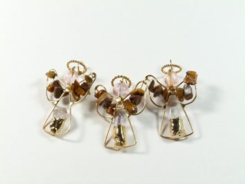 Trzy aniołki z drutu i koralików na białym tle, ułożone obok siebie.