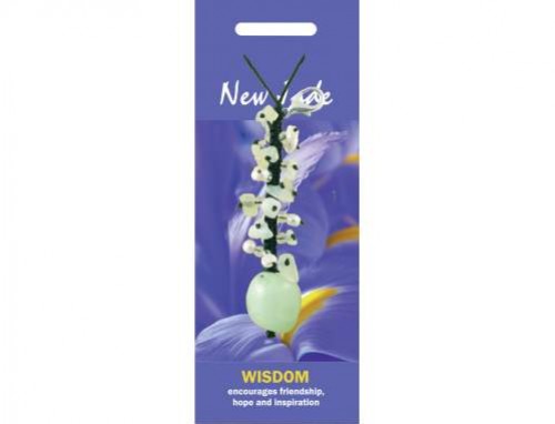 Wisiorek z konwalią i zielonym kamieniem na tle fioletowych kwiatów, napis "Wisdom".