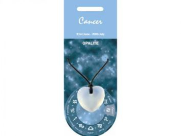 Naszyjnik z opalitem w kształcie serca na tle znaku zodiaku Rak.