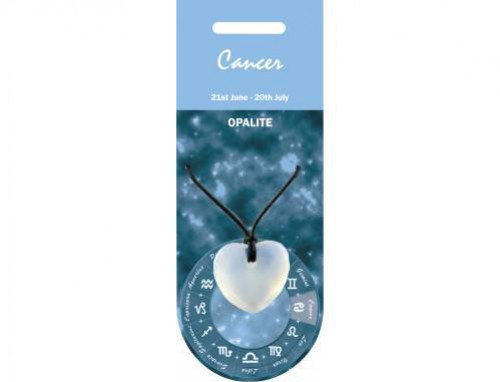 Naszyjnik z opalitem w kształcie serca na tle znaku zodiaku Rak.