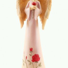Figurka anioła w długiej sukni z różą w dłoniach i motywem róż na sukni.
