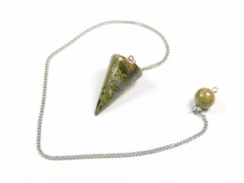 Wahadełko unakit stożek. Kamienne wahadełko na łańcuszku, ułożone na białym tle.