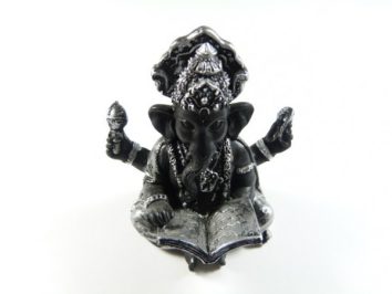 Figurka boga Ganeszy z książką, trzymającego różne przedmioty w czterech rękach.