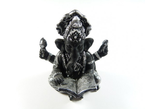 Figurka boga Ganeszy z książką, trzymającego różne przedmioty w czterech rękach.