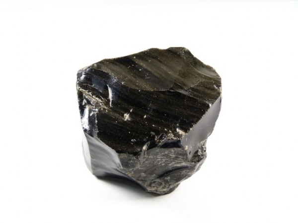 Czarny kawałek obsydianu na białym tle.