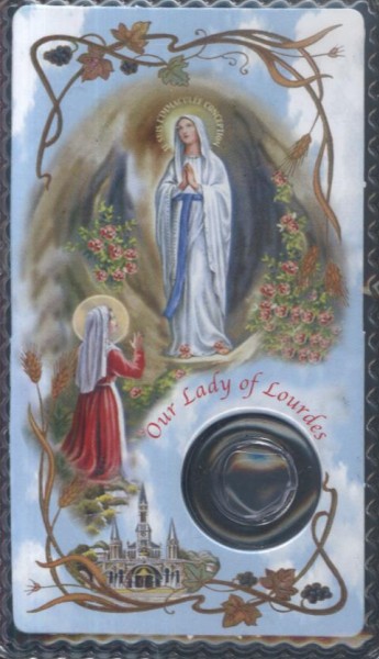 Obraz Matki Bożej z Lourdes ukazującej się modlącej się kobiecie, w otoczeniu kwiatów.