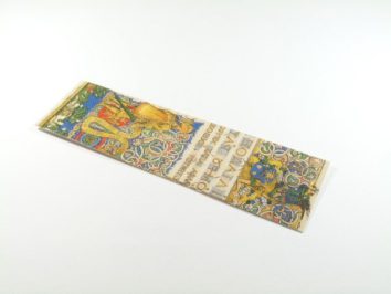 Zakładka do książki z kolorowymi, ozdobnymi wzorami i literami na białym tle.