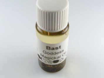 Butelka z olejkiem magicznym Bast z białą zakrętką i etykietą z nazwą.