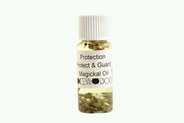 Mała butelka olejku ochronnego z ziołami, etykieta z napisem „Protection Magickal Oil”.