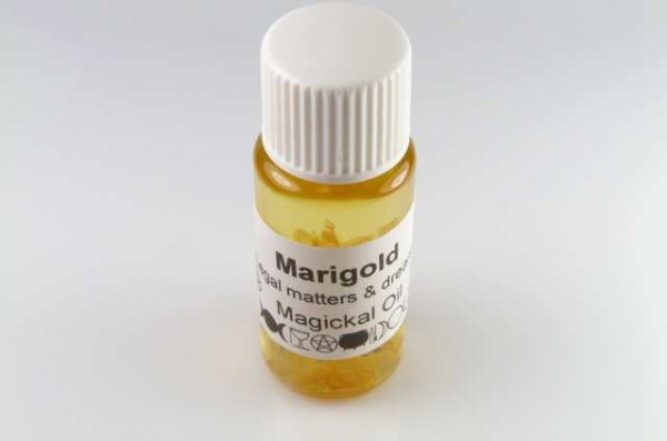 Mała buteleczka z żółtym olejkiem nagietkowym, etykieta z napisem "Marigold Magickal Oil".