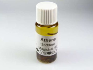 Mała butelka z etykietą „Athena Goddess Magickal Oil”, wypełniona żółtym olejkiem.