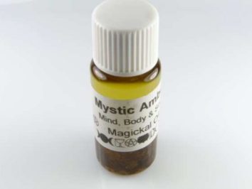 Mała butelka z białą zakrętką i etykietą „Mystic Amber” na białym tle.