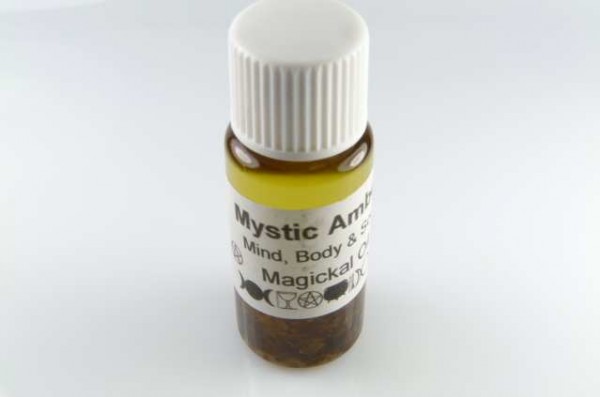 Mała butelka z białą zakrętką i etykietą „Mystic Amber” na białym tle.