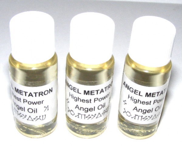 Trzy buteleczki olejku anielskiego "Angel Metatron" ustawione obok siebie na białym tle.