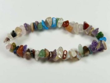 Bransoletka z kolorowych, nieregularnych kamieni na elastycznej żyłce, na białym tle.