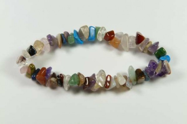 Bransoletka z kolorowych, nieregularnych kamieni na elastycznej żyłce, na białym tle.