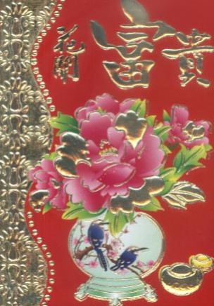 Czerwony kartonik z chińskimi znakami, kwiatami w wazonie i złotymi ozdobami.