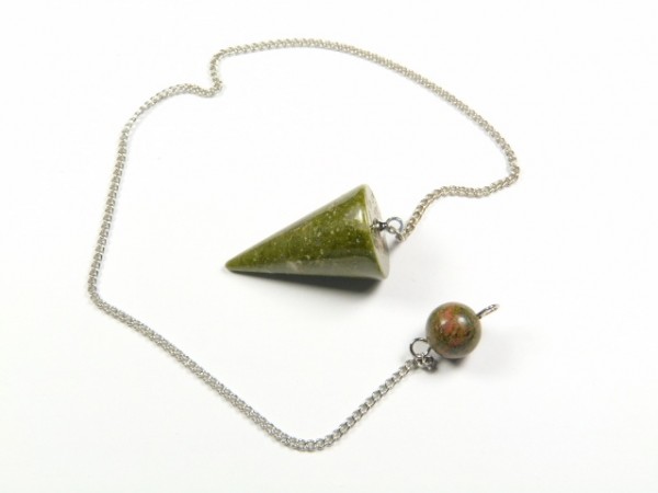 Wahadełko unakit stożek. Zielone wahadełko na srebrnym łańcuszku leży na białym tle.