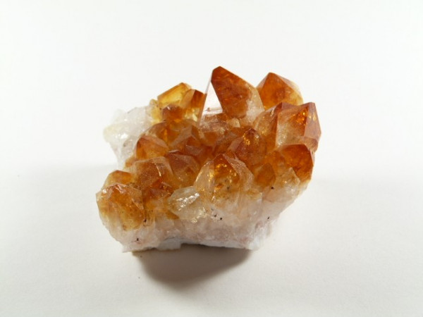 Kawałek cytrynu z widocznymi pomarańczowo-żółtymi kryształami na białym tle.