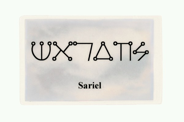 Biała karta z czarnym napisem symboli oraz podpisem „Sariel” poniżej.