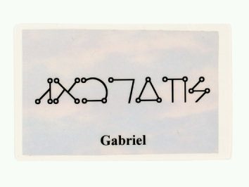 Biała karta z napisem "Gabriel" i grafiką symboli przypominających alfabet.