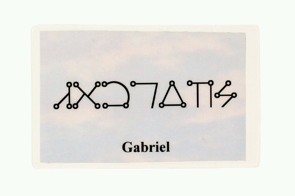 Biała karta z napisem "Gabriel" i grafiką symboli przypominających alfabet.