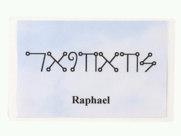 Karta z napisem „Raphael” oraz symbolem lub alfabetem anielskim na jasnym tle.
