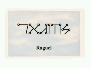 Biała karta z tajemniczym symbolem i napisem „Raguel” na tle nieba.