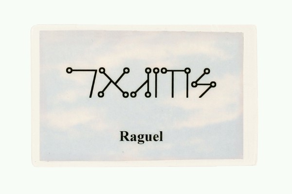Biała karta z tajemniczym symbolem i napisem „Raguel” na tle nieba.