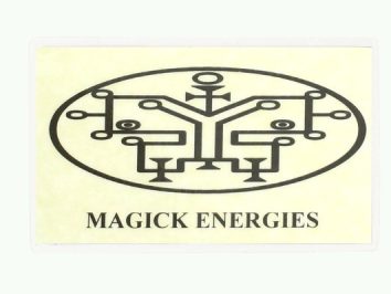 Czarny magiczny symbol w owalu, pod spodem napis „MAGICK ENERGIES” na jasnym tle.
