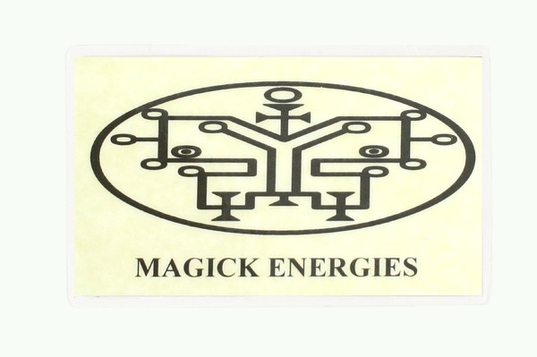 Czarny magiczny symbol w owalu, pod spodem napis „MAGICK ENERGIES” na jasnym tle.