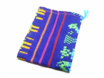 Mały, kolorowy woreczek materiałowy z wzorami na białym tle.