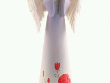 Figurka anioła w fioletowej sukni, trzymającego różę, z motywem czerwonych róż na sukni.