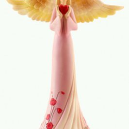 Figurka anioła w różowej sukni trzymającego czerwone serce.