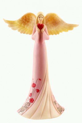 Figurka anioła w różowej sukni trzymającego czerwone serce.