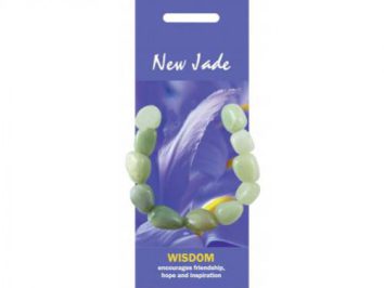 Bransoletka z zielonych kamieni jadeitu na fioletowym tle z napisem „New Jade” i „WISDOM”.