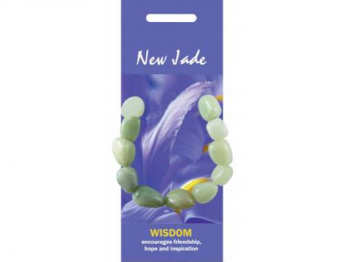 Bransoletka z zielonych kamieni jadeitu na fioletowym tle z napisem „New Jade” i „WISDOM”.