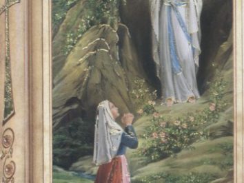 Dziewczyna klęczy i modli się przed ukazującą się Matką Boską w lesie.