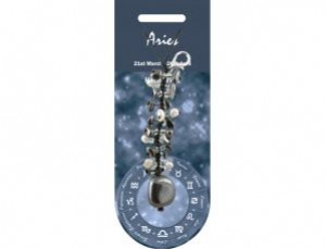 Brelok z napisem "Aries" i symbolem zodiaku Barana na tle gwiazd.