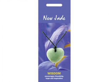 Jasnozielony wisior w kształcie serca na czarnym sznurku, tło fioletowe z napisem „New Jade”.