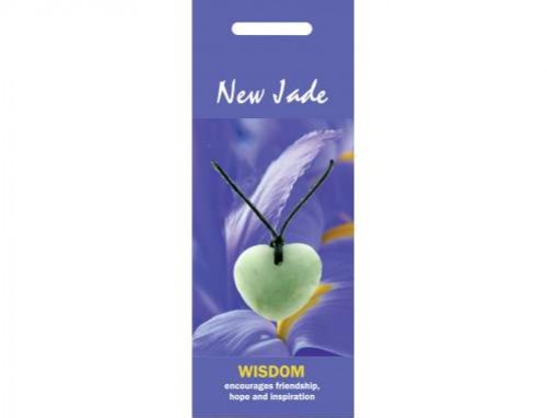 Jasnozielony wisior w kształcie serca na czarnym sznurku, tło fioletowe z napisem „New Jade”.