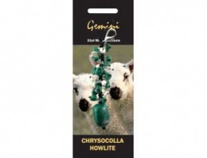 Wisiorek z kamieniami chryzokoli i howlitu na tle zdjęcia owiec, etykieta z napisem "Gemini".