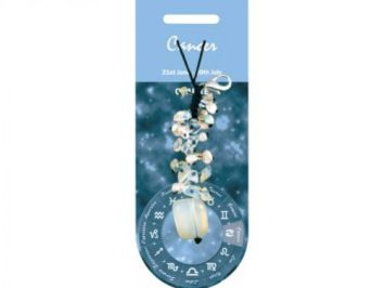 Naszyjnik z kamieniami na tle nieba i znaku zodiaku Rak z datami 21 czerwca–20 lipca.