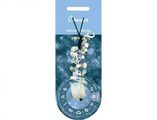 Naszyjnik z kamieniami na tle nieba i znaku zodiaku Rak z datami 21 czerwca–20 lipca.